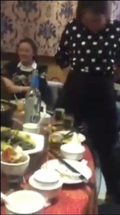 东北某同学聚会女同学现场解开胸罩比奶子大小