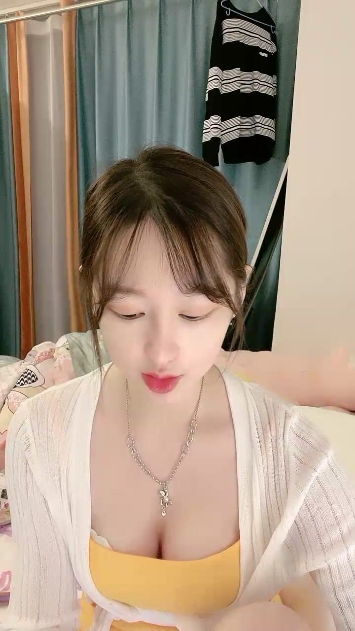 颜值区乖巧美女给大家露一波，撩起内衣超嫩美乳，揉捏娇喘呻吟好听，没穿内裤极品粉穴，手指拨弄非常诱惑