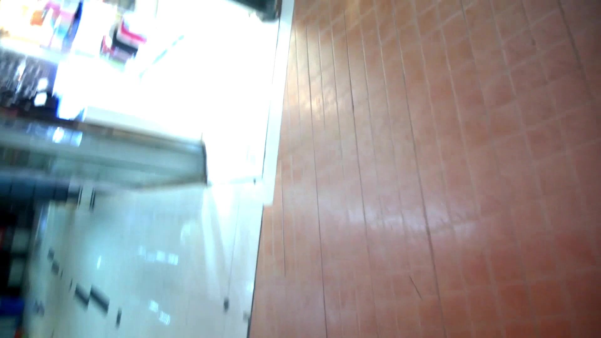 超牛逼的作者一路跟着她去厕所，路上拍大屁股 厕所拍B，完了出来拍脸