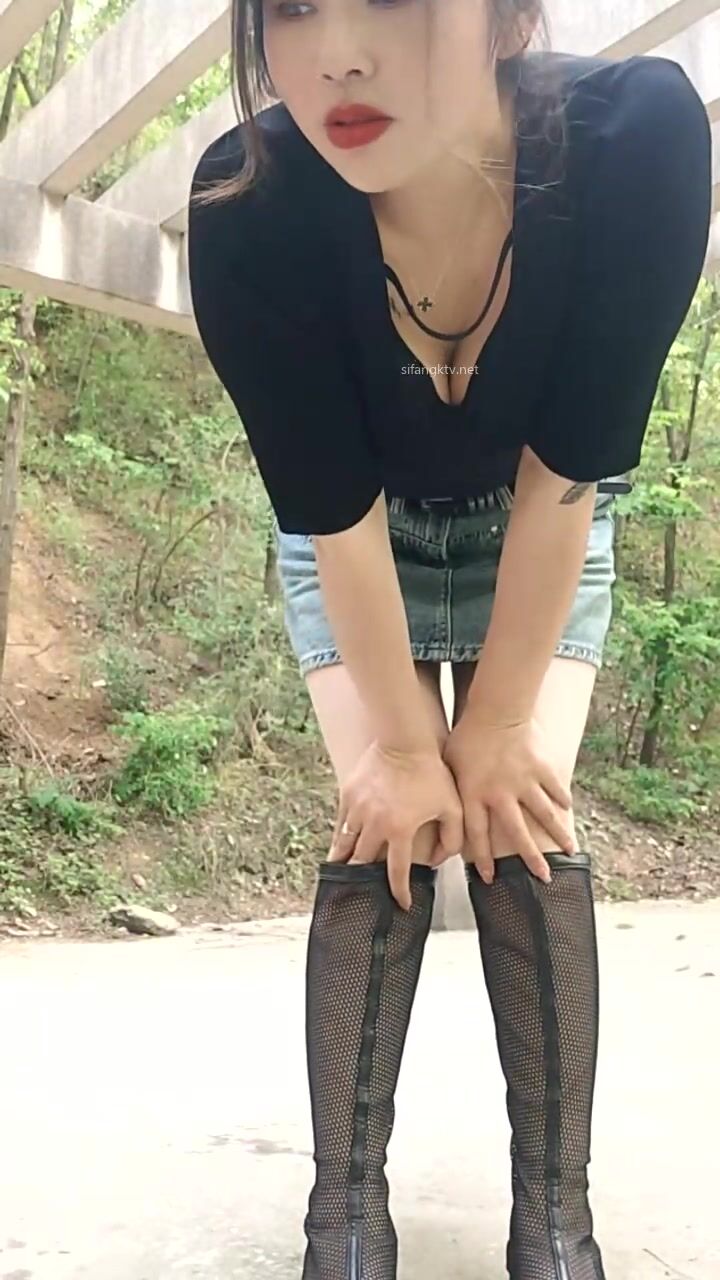 推荐，【腼腆的小少妇】，超骚御姐~!户外露奶~掰穴特写~刺激2