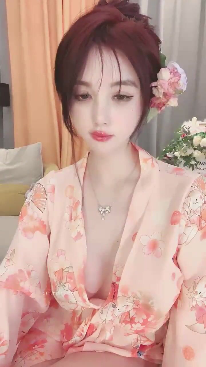 兄弟们！女神又喷水啦~【禾书也】道具自慰！淫水狂喷！爽，小美女的玉体好白，奶子也很美，超赞1