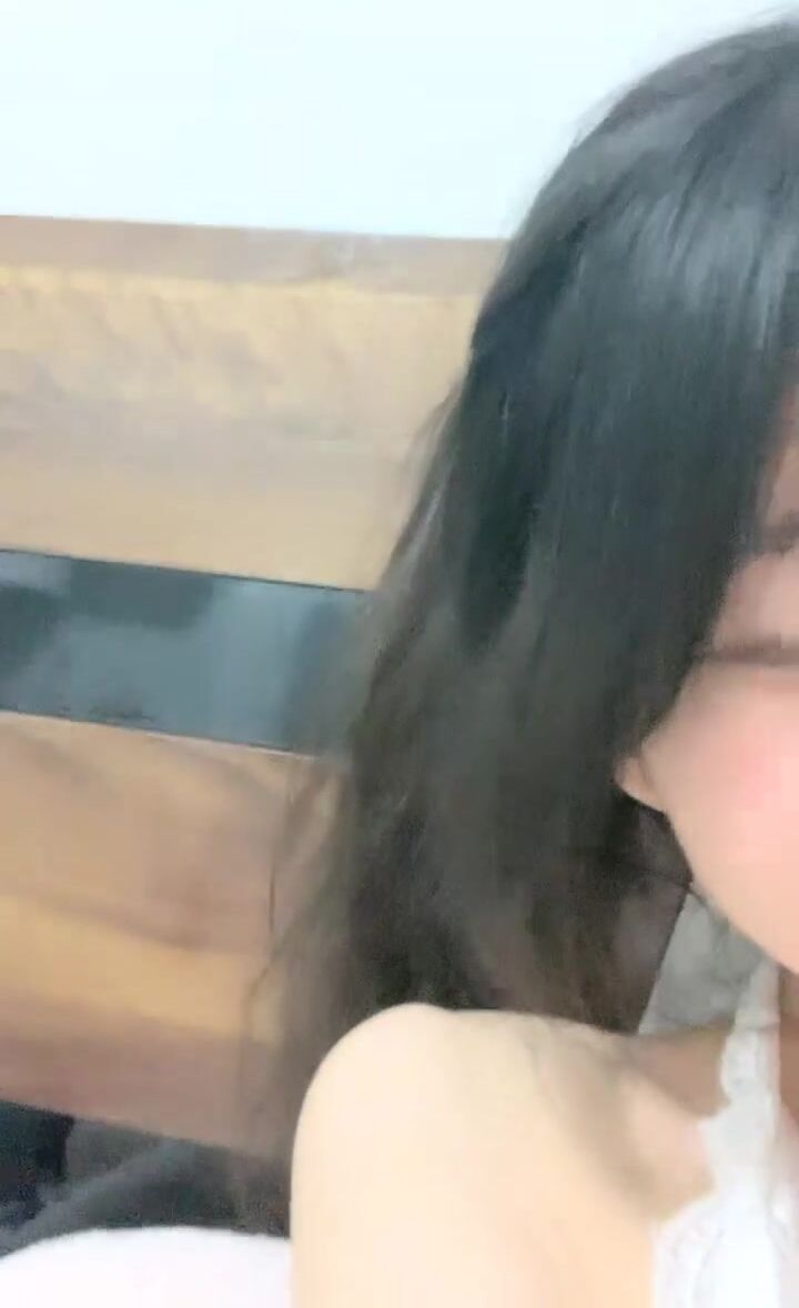 性感大长腿】咕噜熊，小穴粉逼流浆，身材苗条看得人心痒痒，推荐一撸，爽歪歪_性感大长腿