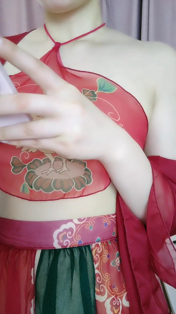 才艺美女的精彩展示，有露脸肚兜情趣透明装扮，奶子翘挺诱人，激情艳舞掰开骚穴给狼友看特写，精彩不要错过