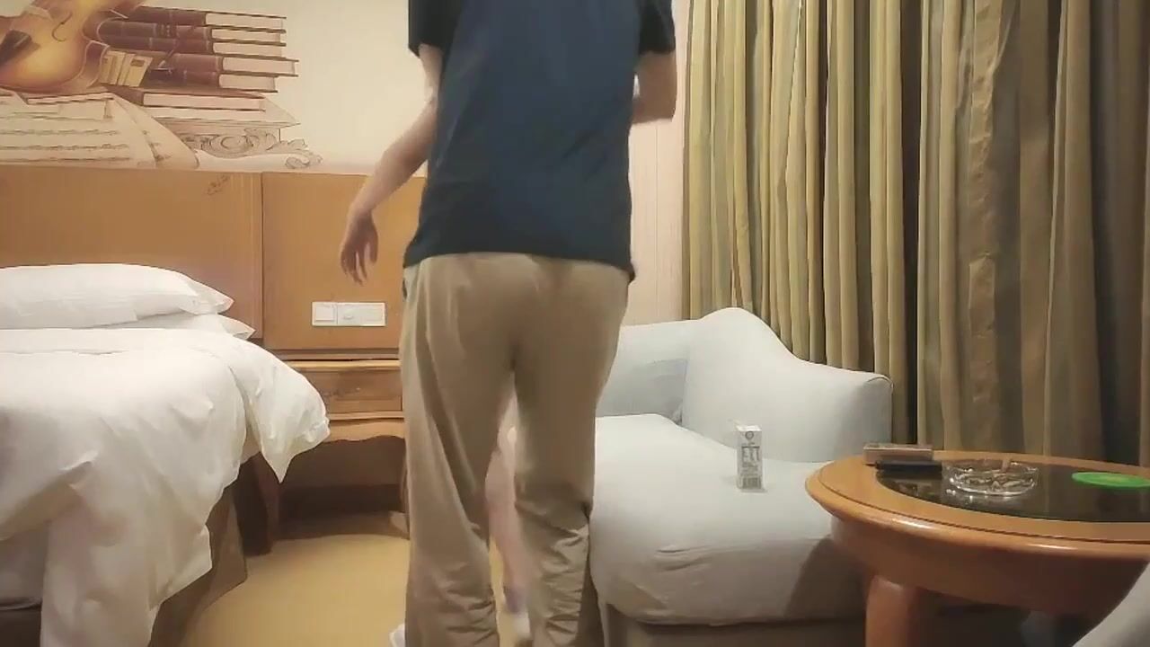 高颜美眉 能不能开小灯 啊啊快射给我 你太墨迹了 妹子身材苗条小娇乳小粉穴嫌大哥太墨迹姿势多快射了又停下来 有点小生气.