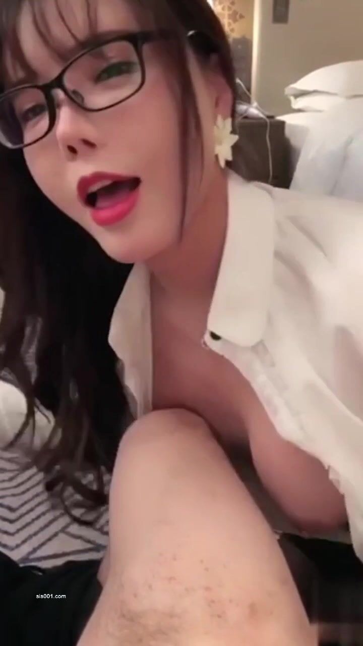黑丝制服美女 好舒服 我是不是太骚了 好多水 爸爸好厉害 表情好骚小穴玩的淫水泛滥 被大鸡吧大力输出