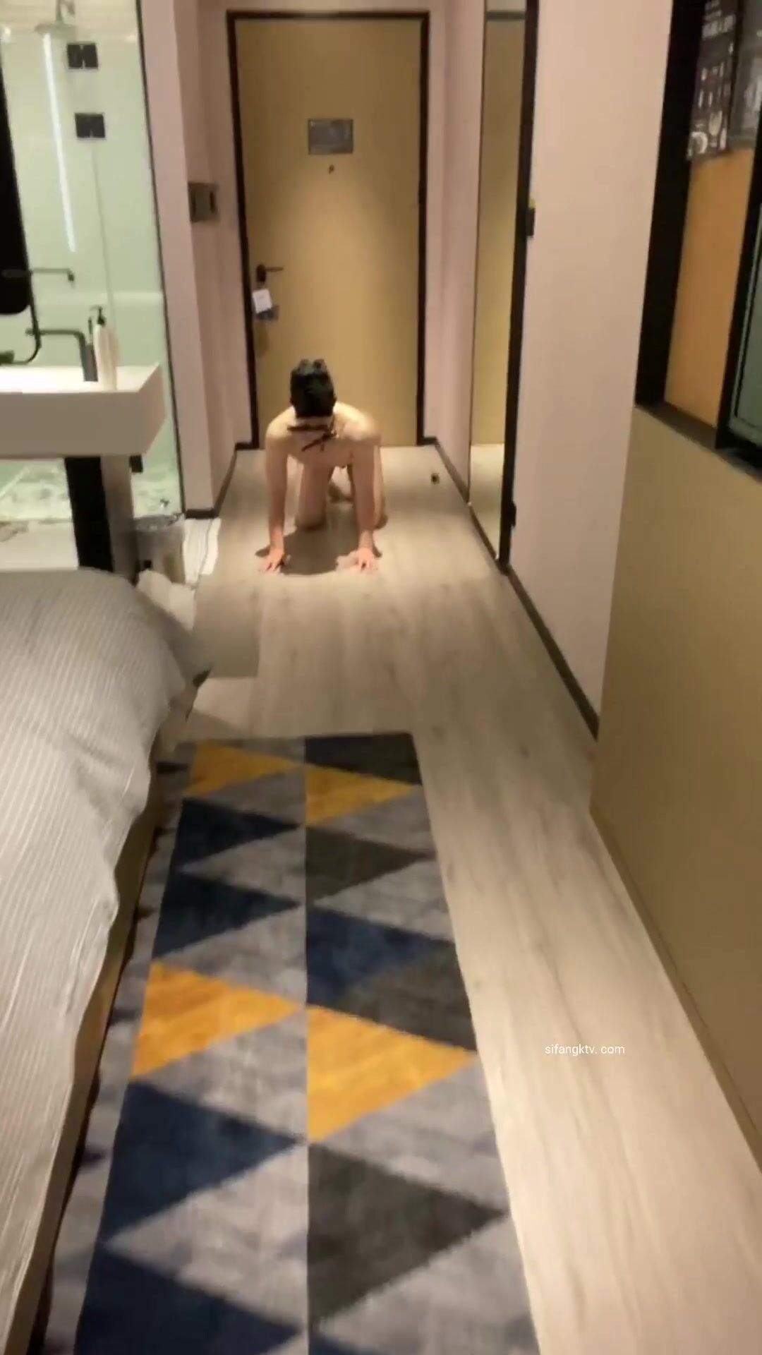 【超级重口味】【诺曦】女王调教厕奴，喝圣水吃黄金，用女王黄金涂抹打飞机.