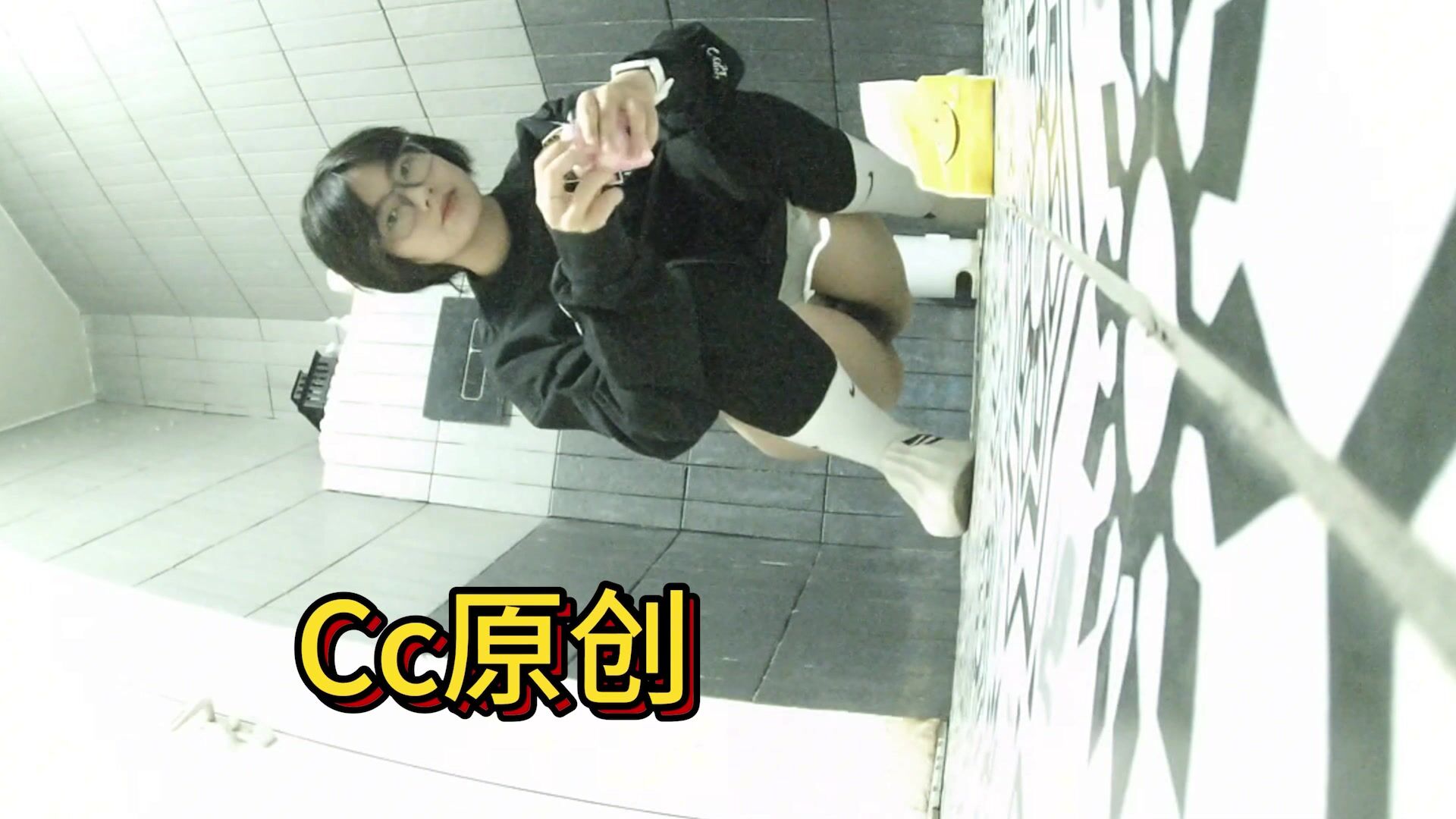 快餐店女厕全景偷拍几位美女食客和几位美女服务员4